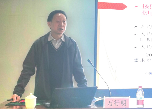 首页 师资队伍 万行明,大学本科学历,研究馆员,曾任安康市汉滨区少年